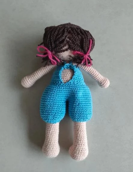 Poupée faite à la main avec un bleu à bretelles crocheté – photo 4